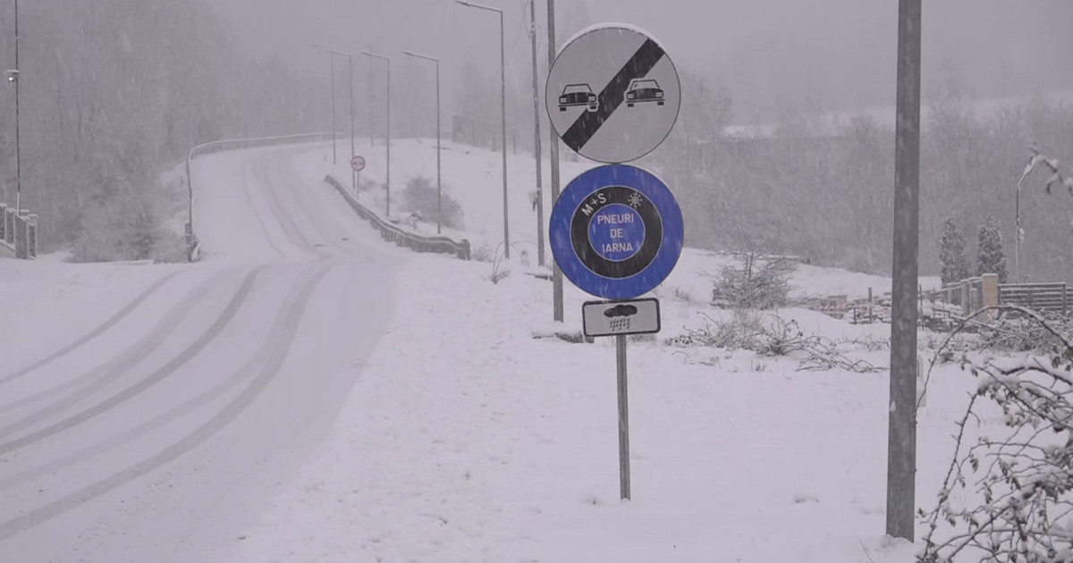 Transalpina, curățată de zăpadă: Drumarii pe baricade, apel la șoferi pe Rânca-Obârșia Lotrului