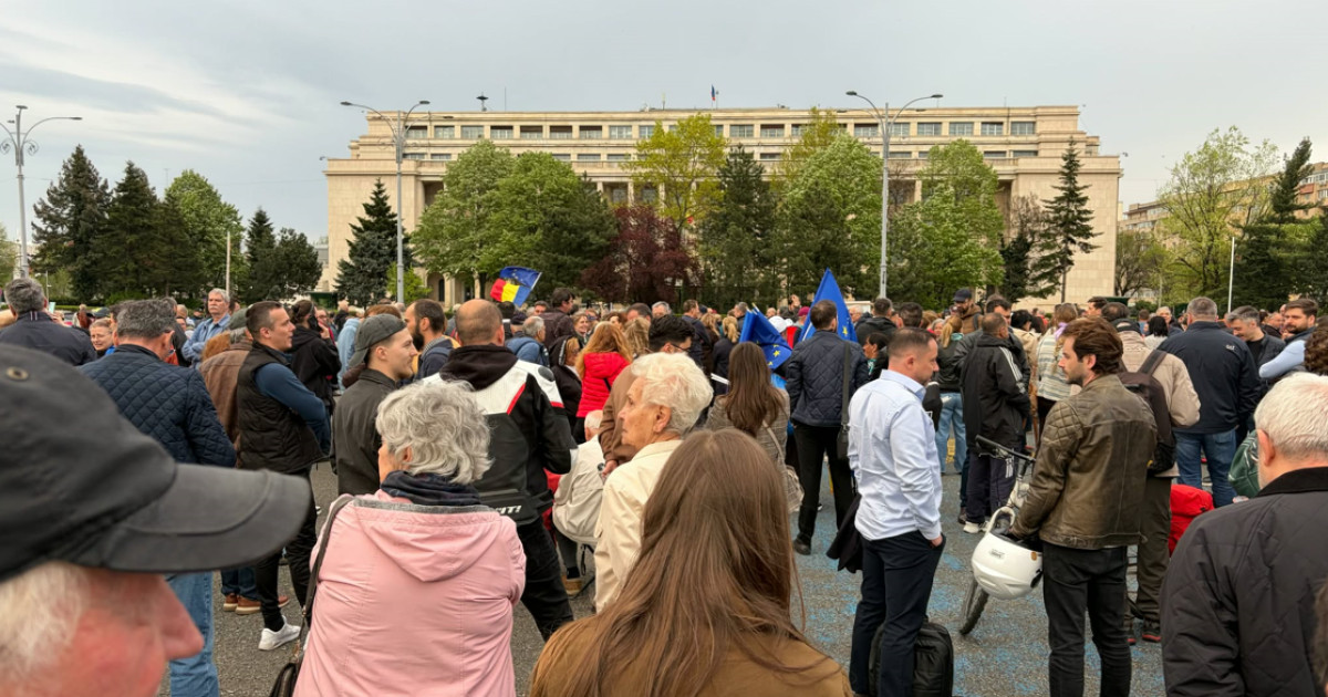 Victoriei a răsunat: Manifestație pro-Bolojan în centrul Bucureștiului