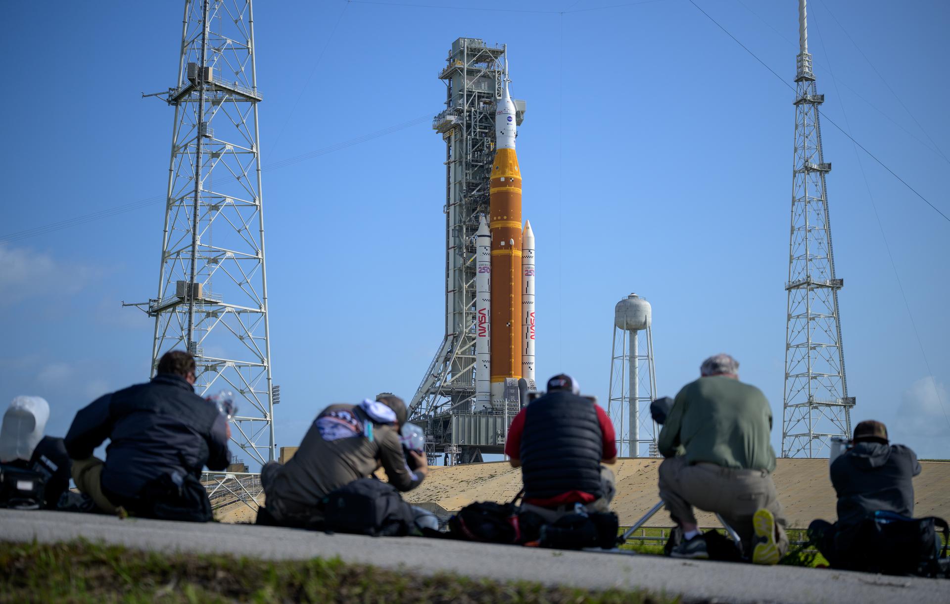 Countdown pentru Artemis II: Urmează prima lansare cu echipaj uman a rachetei SLS a NASA Centrul Spațial Kennedy din Florida este în febra pregătirilor pentru lansarea misiunii Artemis II
