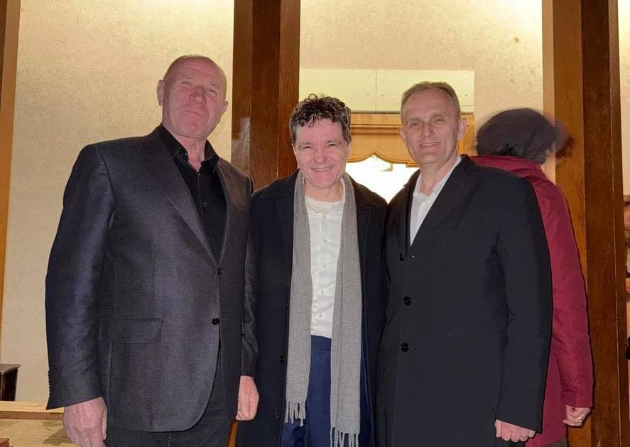 Nicușor Dan, pozat cu PSD la Mănăstirea Cornu: Scandal sau strategie politică?