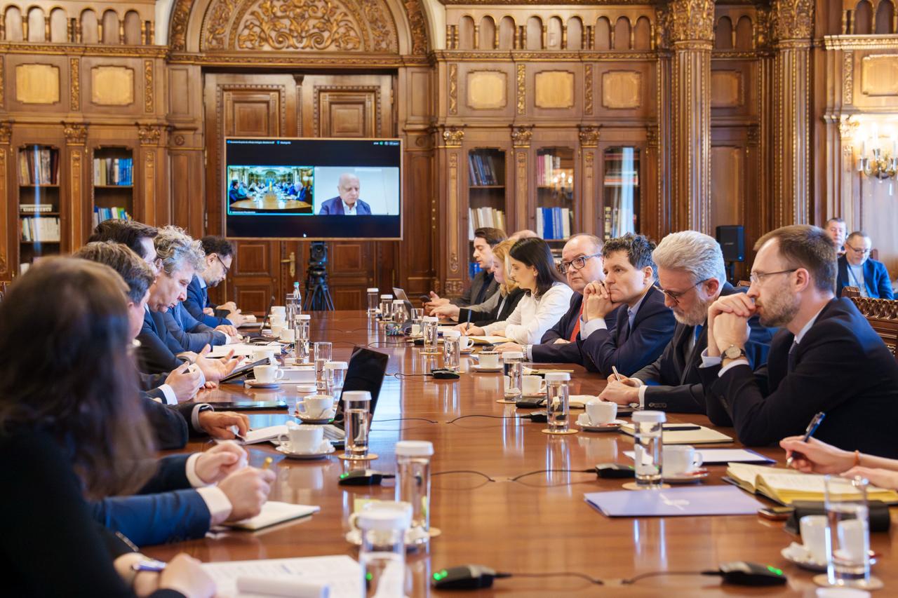 Nicușor Dan a discutat cu experți despre viitorul României în UE Președintele Nicușor Dan a participat miercuri la o întâlnire cu un grup de experți dedicat reflectării strategice asupra relației României cu Uniunea Europeană, potrivit unei postări pe Facebook a consilierului prezidențial Valentin Naumescu