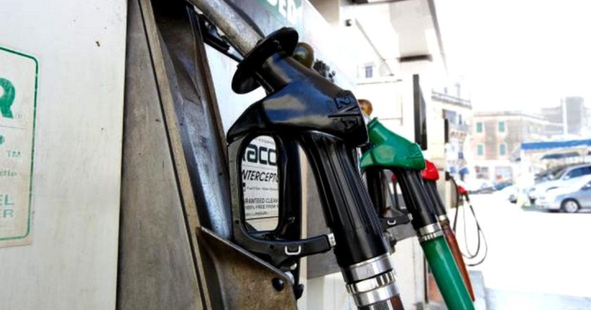 Guvernul Taie Acciza la Motorină și Limitează Scumpirile la Pompă pentru a Reduce Prețurile la Carburanți București – Guvernul a aprobat joi, prin ordonanță de urgență, o serie de măsuri menite să diminueze prețurile la carburanți