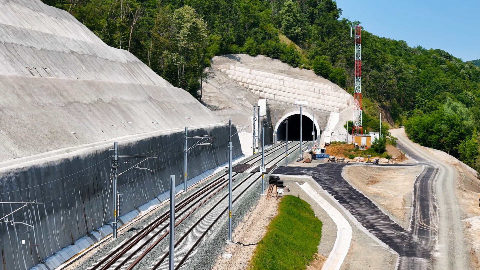 Tunelul feroviar de 10 km prin zona Predeal, o investiție de peste un miliard de euro, ar putea revoluționa transportul pe calea ferată, scurtând semnificativ timpii de parcurs și sporind viteza trenurilor