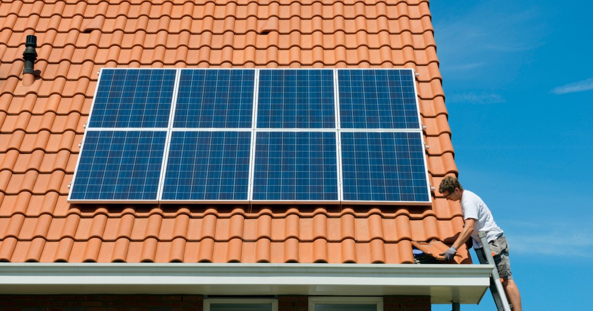 ANRE propune reguli pentru înființarea comunităților de energie: Românii pot produce și împărți energie electrică București – Autoritatea Națională de Reglementare în domeniul Energiei (ANRE) a lansat în consultare publică un proiect de ordin care stabilește cadrul legal pentru înregistrarea și funcționarea comunităților de energie în România