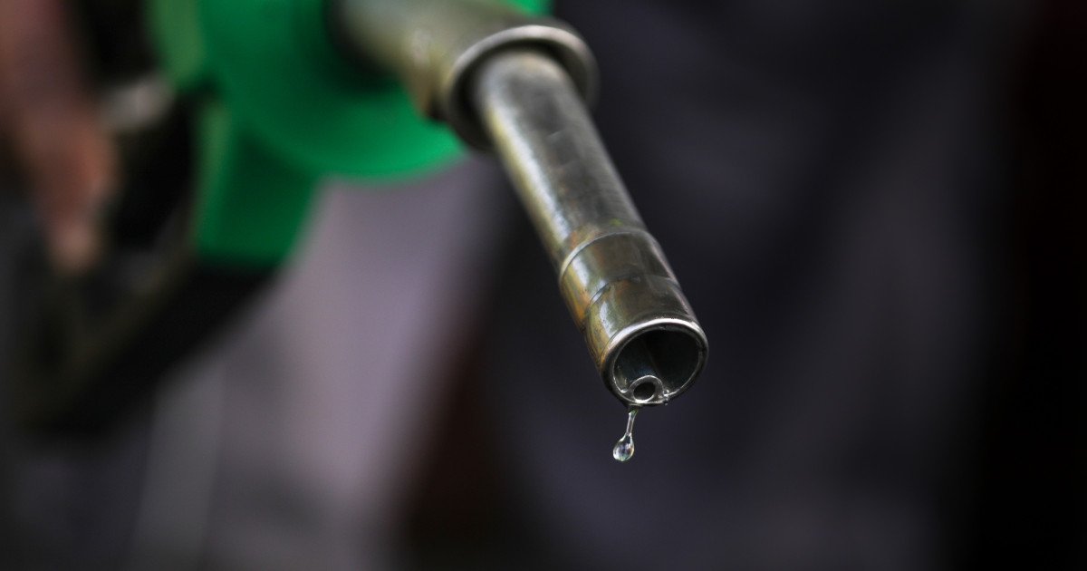 Motorina sub 10 lei: Prima zi de scădere a prețurilor la carburanți după plafonare București – După o lună de scumpiri constante, românii au simțit primele efecte ale ordonanței de urgență privind prețul carburanților
