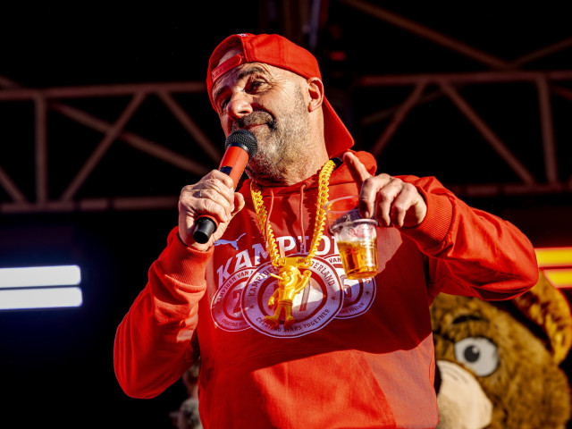 Bere și trabucuri pentru antrenorul lui Man: PSV, campioană!