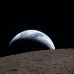 Apocalipsa văzută din spațiu: Lună, Artemis 2 și un apus de pământ sclipitor