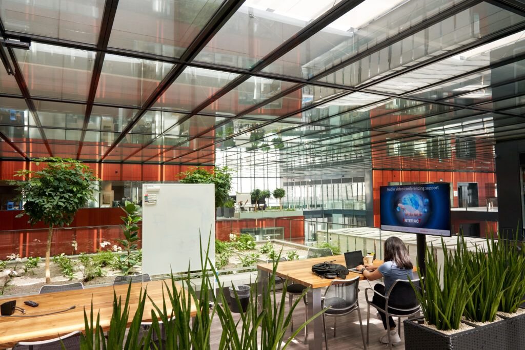 În Elveția, pe malul lacului Neuchâtel, funcționează un centru de cercetare de ultimă generație dedicat dezvoltării produselor alternative fără fum, cunoscut sub numele de The Cube