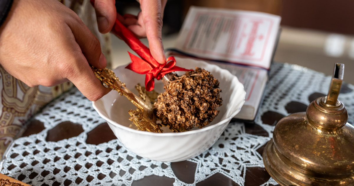 Izvorul Tămăduirii 2026: Ce faci cu Agheasma Mică? Sfaturi de la preot