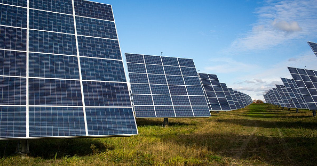 Premierul Ilie Bolojan a anunțat desființarea avizelor tehnice de racordare (ATR) la rețelele electrice, acuzând investitorii speculativi că blochează dezvoltarea proiectelor energetice