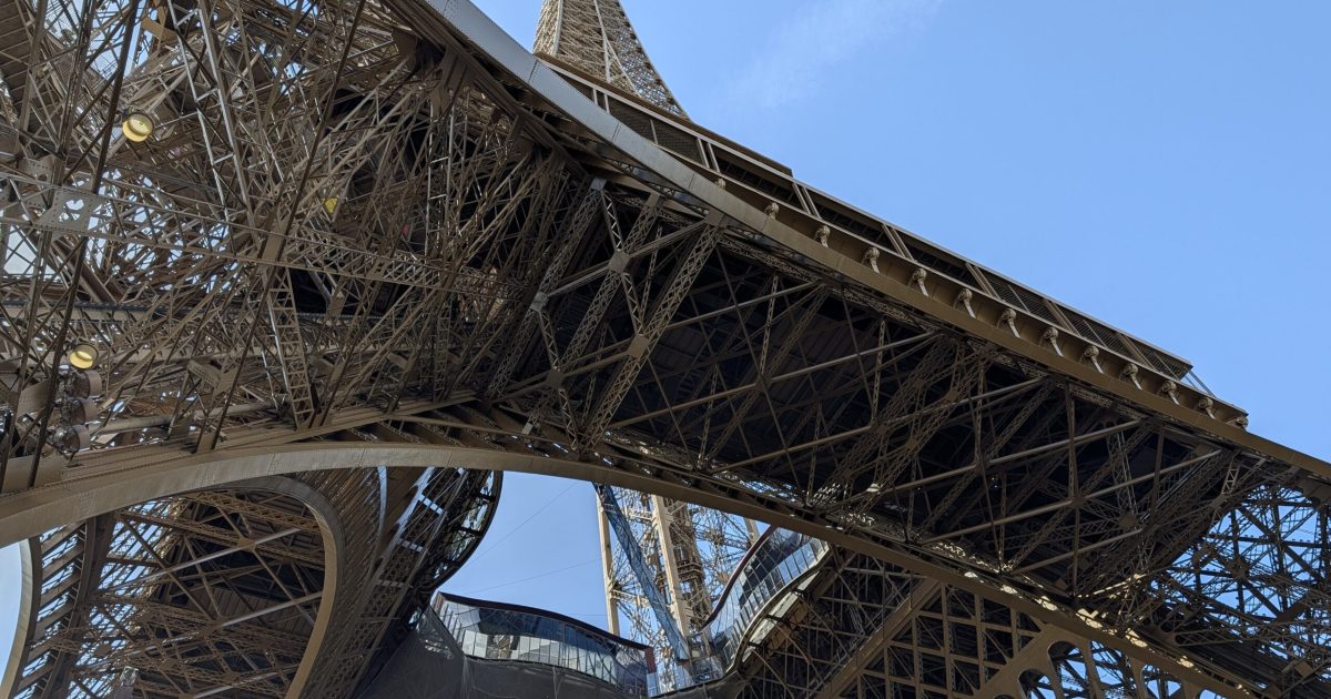 Bucăți din Turnul Eiffel, scoase la licitație la PARIS