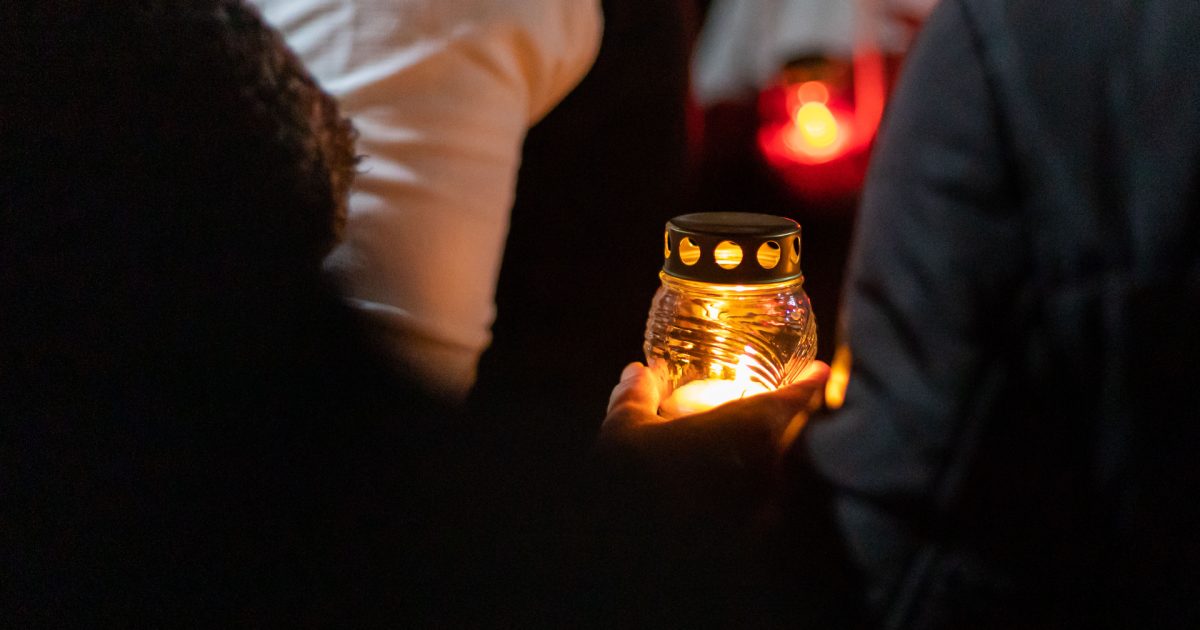 Înconjurarea bisericii cu lumânări de Paște: O tradiție veche în România