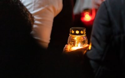 Înconjurarea bisericii cu lumânări de Paște: O tradiție veche în România