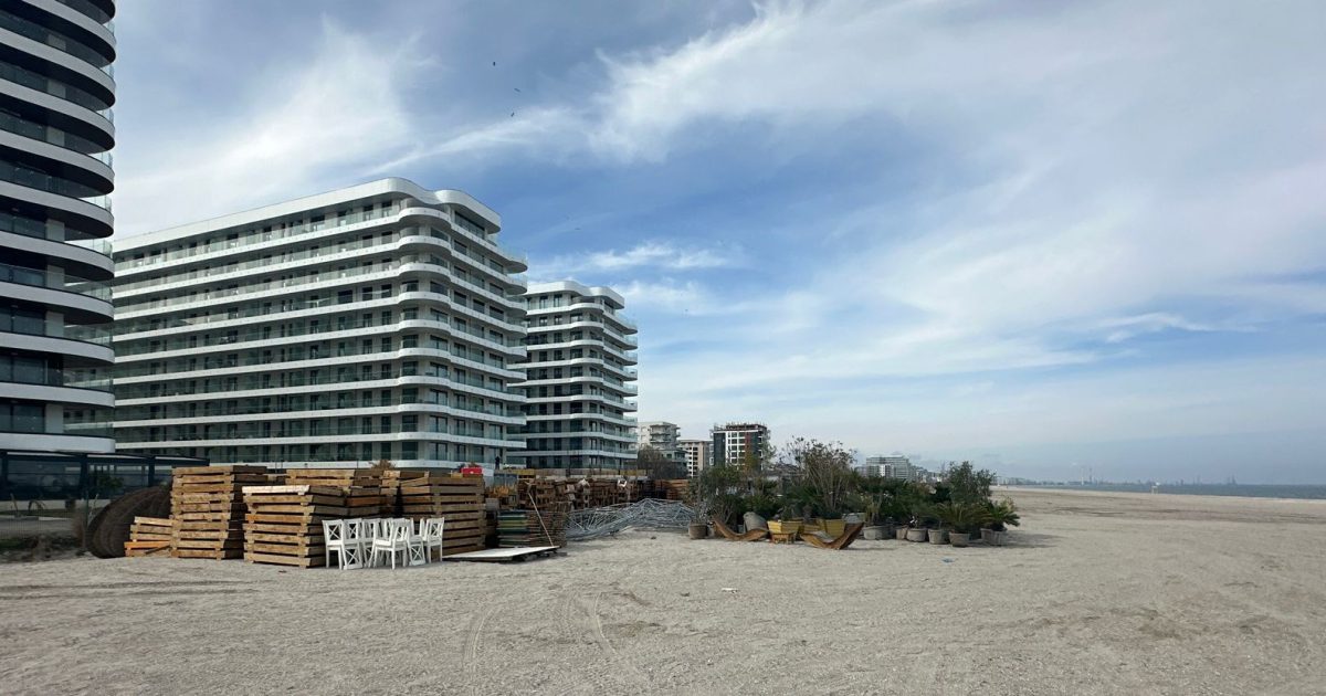 Amenzi usturătoare la Năvodari: Firmele au amenajat plaje fără contracte