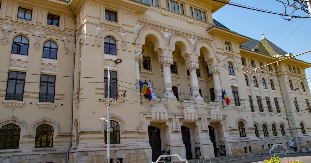 Panouri anti-cezariană în București: Primarul le dă jos