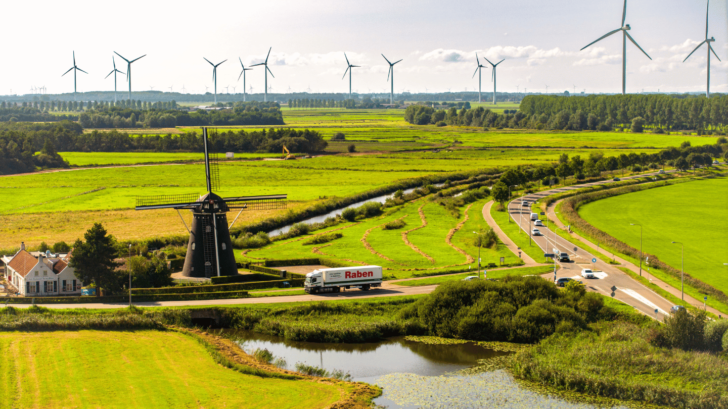 Scumpirea carburanților pune presiune pe logistică, dar impactul asupra prețurilor la raft e limitat București – Scumpirea carburanților alimentează noi presiuni asupra sectorului de transport rutier din România, dar impactul asupra prețului final al produselor rămâne, deocamdată, relativ redus