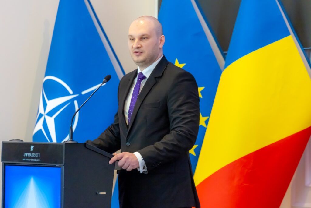 Industria de Apărare Românească Vrea o Schimbare Radicală: De la Importator la Producător NATO Bucureștiul marchează 22 de ani de la aderarea României la NATO într-un moment crucial: industria de apărare solicită o transformare majoră