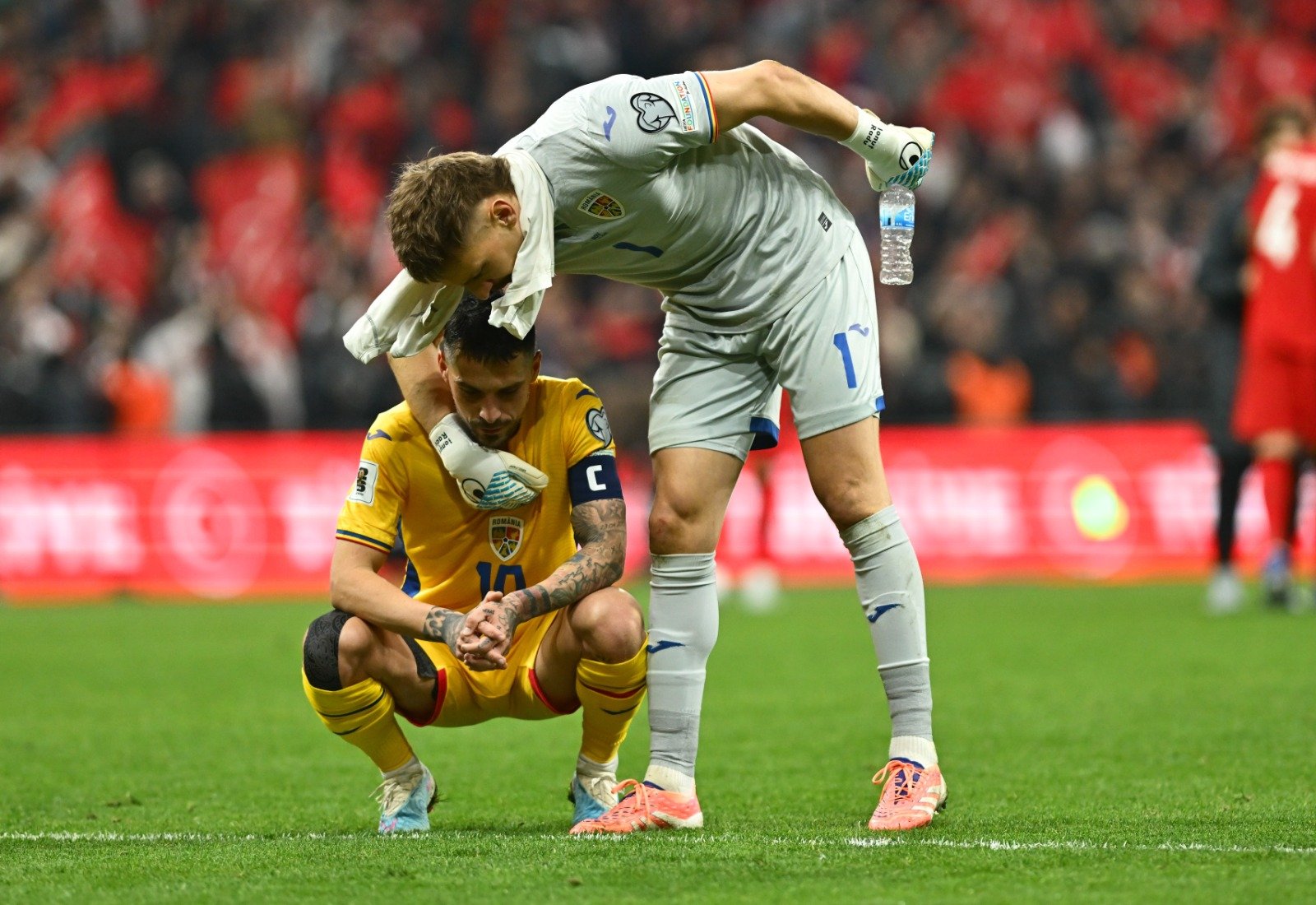 România ratează calificarea la Campionatul Mondial: Turcia ne învinge la Istanbul Naționala de fotbal a României a suferit o înfrângere dureroasă în barajul pentru Campionatul Mondial, pierzând cu 1-0 în fața Turciei, la Istanbul