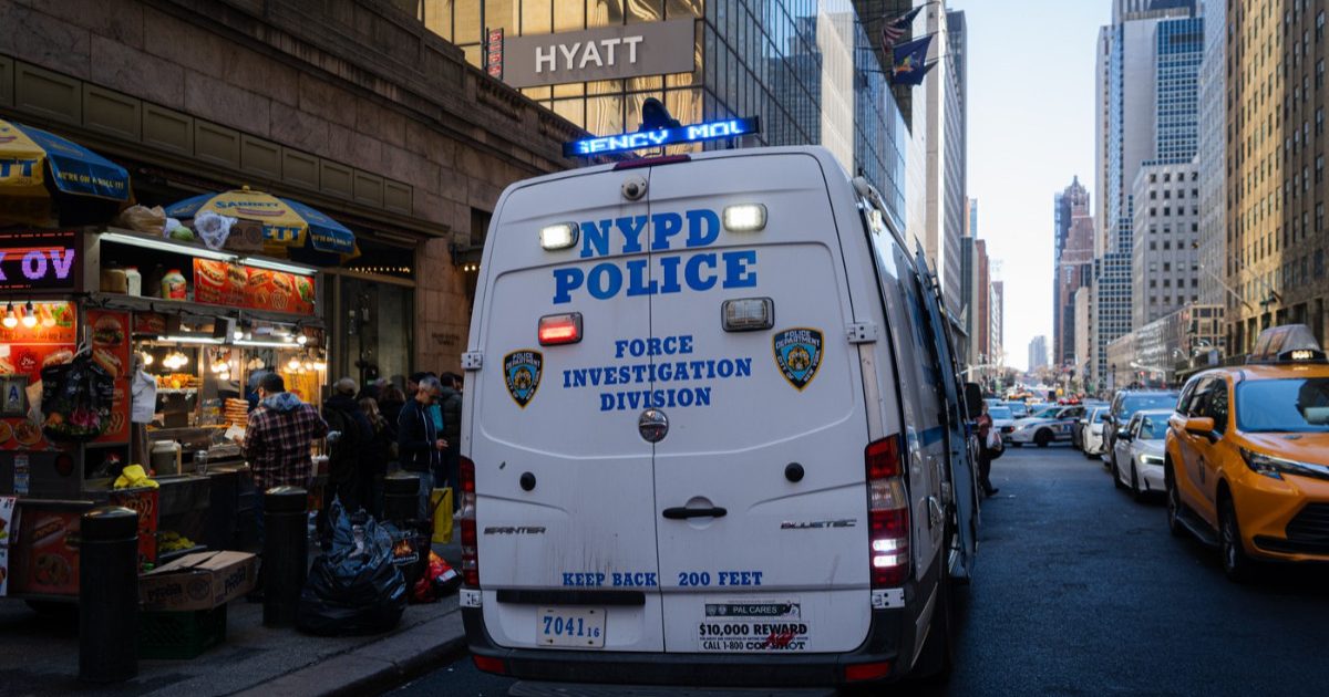 Atac ȘOC la metroul din New York: Trei răniți, agresorul împușcat de polițiști