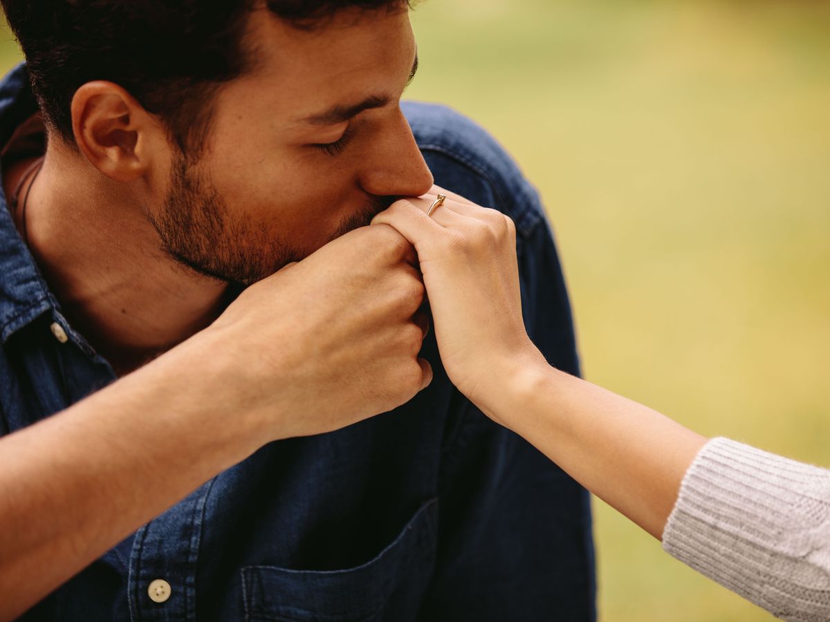 Un bărbat din Spania a fost găsit vinovat de agresiune sexuală pentru că a sărutat mâna unei femei, Curtea Supremă respingând apelul acestuia și menținând amenda de 1.620 de euro