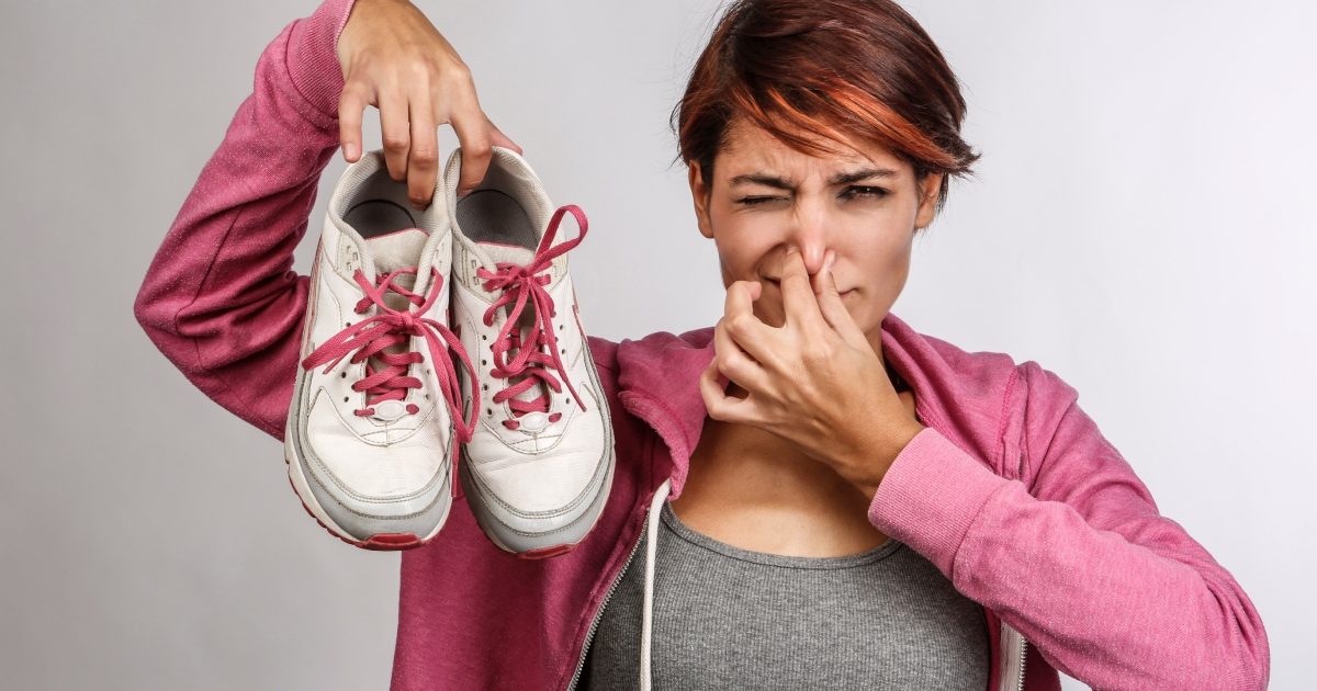 Scapă de mirosul din pantofi cu un truc genial: Doar 2 ingrediente!
