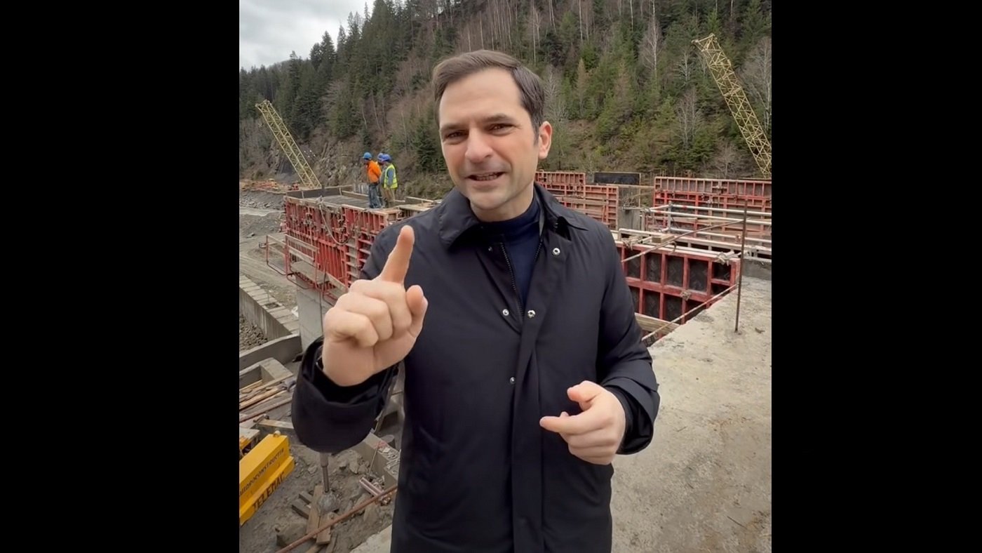 Fostul ministru Burduja acuză „sabotaj” în cazul hidrocentralei Surduc-Siriu, invocând întârzieri cauzate de procese București – Lucrările la hidrocentrala Surduc-Siriu, un proiect început în anii ’80, au depășit praguri importante de execuție, însă finalizarea este obstrucționată de procese inițiate de organizații de mediu, potrivit fostului ministru al Energiei, Sebastian Burduja