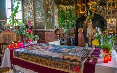 Misterul Vinerei Mari: Ce ascunde obiceiul de a trece pe sub masă?