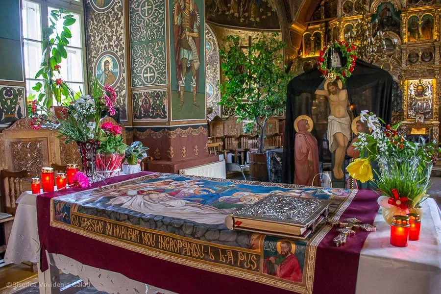 Misterul Vinerei Mari: Ce ascunde obiceiul de a trece pe sub masă?