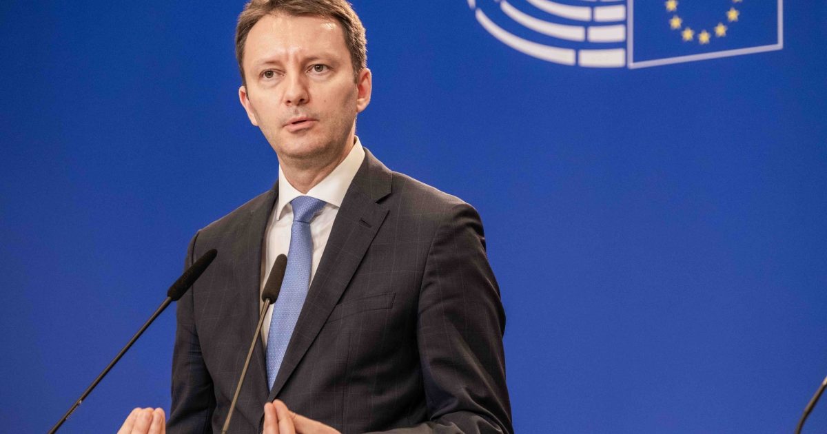 Orban, ca orice dictator, își sărăcește Ungaria pentru putere