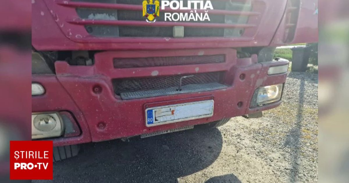 Un șofer din Bihor și-a acoperit numerele de înmatriculare cu bandă pentru a scăpa de taxa de drum. Ce a pățit