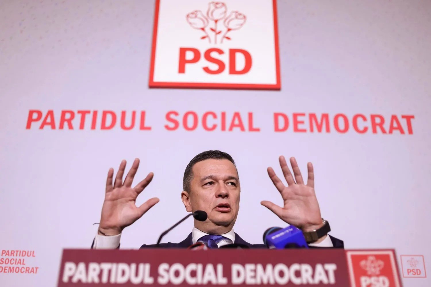 Grindeanu: PSD nu se dă înapoi de la guvernare, dar avertizează că poate merge în opoziție Președintele PSD, Sorin Grindeanu, a declarat miercuri că social-democrații sunt pregătiți să își asume guvernarea, dar nu vor ezita să treacă în opoziție dacă nu se va ajunge la un acord cu partenerii de coaliție