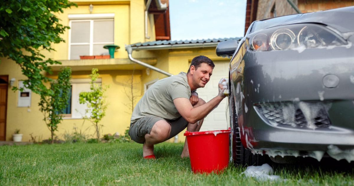 Amenzi USTURĂTOARE pentru românii cu curți: Ce NU ai voie să faci cu apa