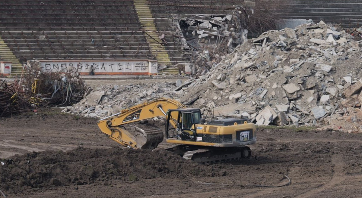 Blocaj la Demolarea Stadionului Dinamo: Situația Lojilor de la Tribuna Oficială Complică Lucrările București – Lucrările de demolare la stadionul Dinamo sunt parțial blocate din cauza unei dispute legate de lojile de la Tribuna Oficială