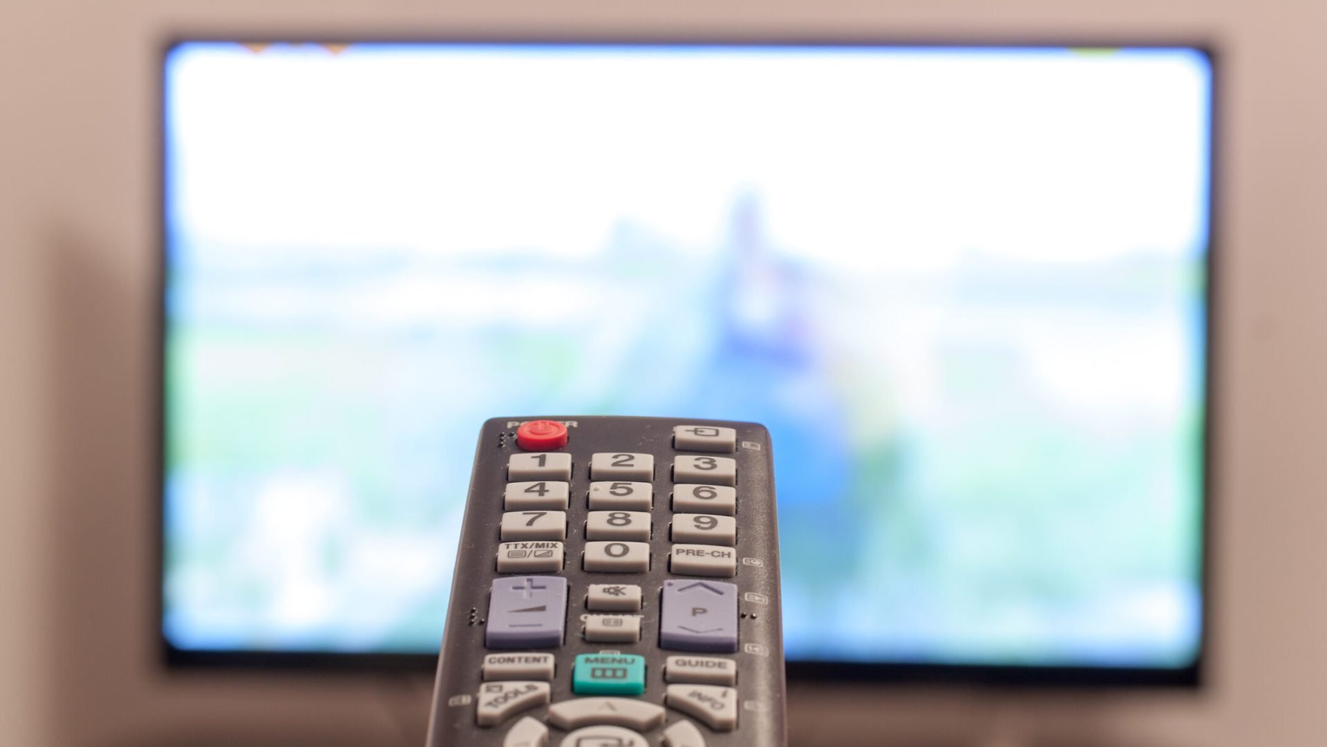 Georgică Severin, membru al Consiliului Național al Audiovizualului (CNA), a ridicat problema unei lacune legislative majore care permite unor posturi de televiziune să acumuleze datorii uriașe, evitând apoi plata prin transferul licenței de emisie
