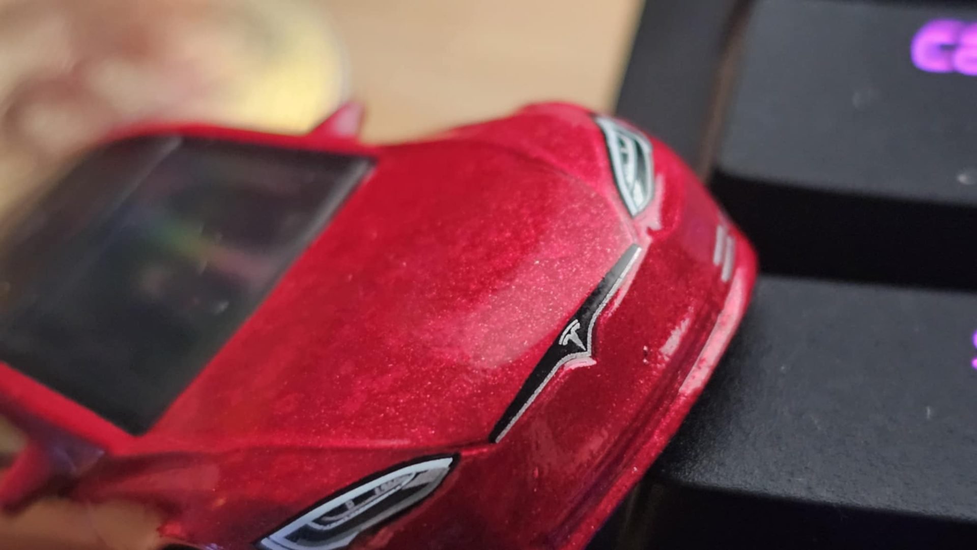Probleme la camera de marșarier pentru proprietarii de Tesla: ce e de făcut Problemele legate de camera de marșarier a mașinilor Tesla, cum ar fi blocarea imaginii, întârzierea sau ecranul negru, sunt mai frecvente decât s-ar crede