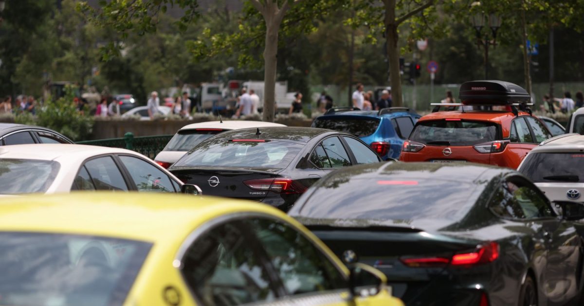 Românii, mai mulți cu CASCO în 2025, în ciuda scumpirilor. Schimbări în top asigurători și despăgubiri