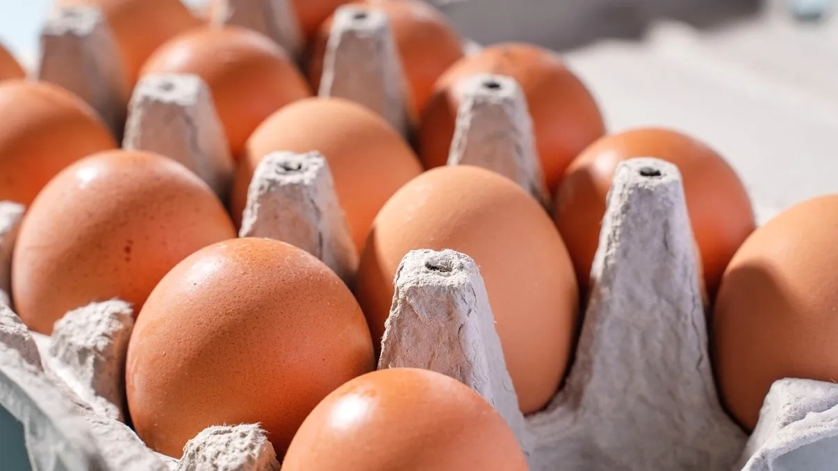 Ouăle, pe lista de cumpărături de Paște: Unde găsești cele mai bune prețuri Prețurile ouălor variază semnificativ în magazinele din România, diferențe care pot afecta bugetul familiilor, mai ales în apropierea sărbătorilor pascale