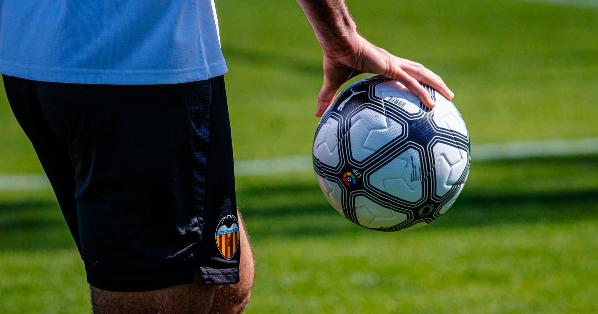 Valencia CF debuts against Elche CF in the “Retro Matchday” of LALIGA EA SPORTS 25-26