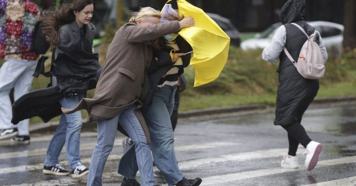 Vânt puternic în mai multe zone. Cum va fi vremea în București. Anunț de ultimă oră al meteorologilor