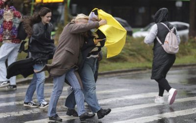 Vânt puternic lovește România, avertisment meteo pentru București