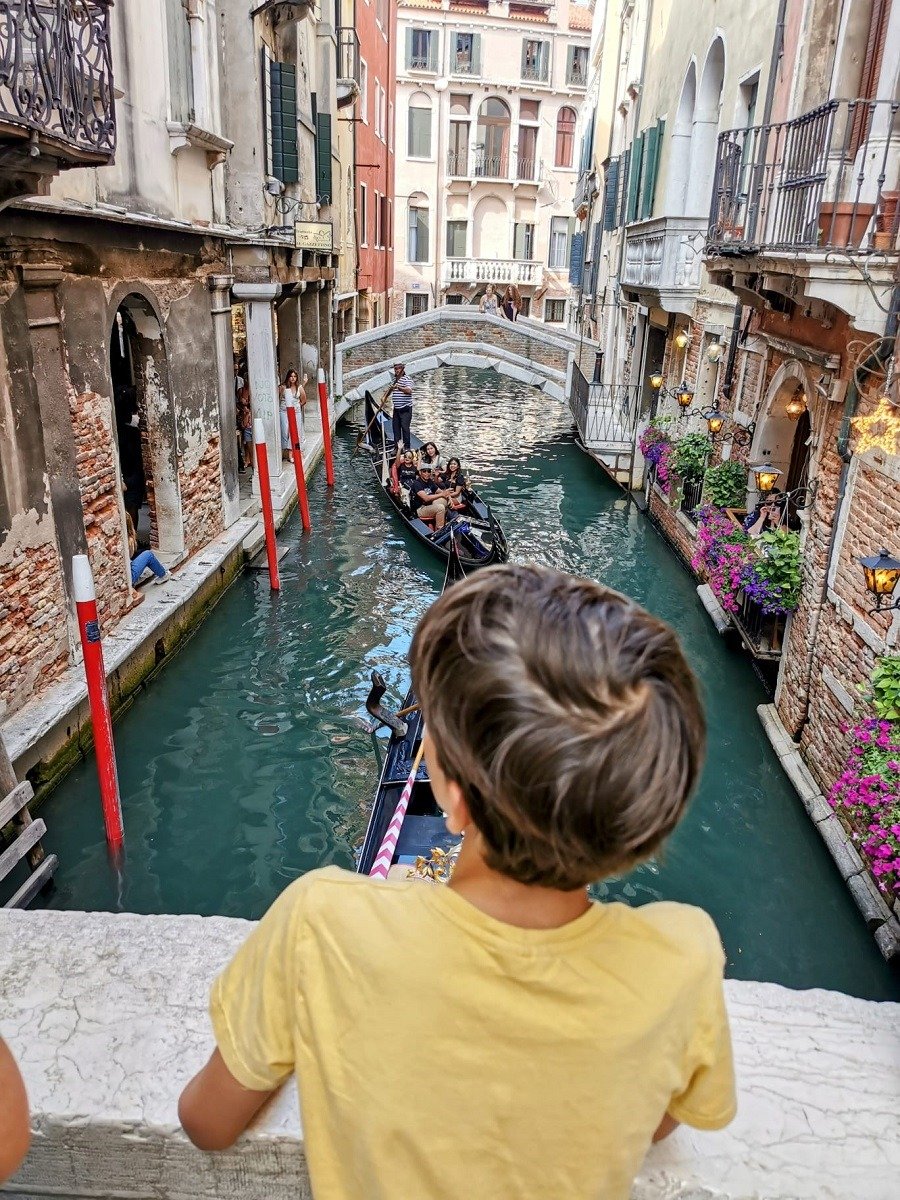 Veneția reintroduce taxa de 10 euro pentru turiștii de o zi VENETIA – Turiștii care vizitează oraşul italian VENETIA pentru o zi vor trebui să plătească de vineri o taxă de 10 euro, conform agenției DPA, preluată de Agerpres