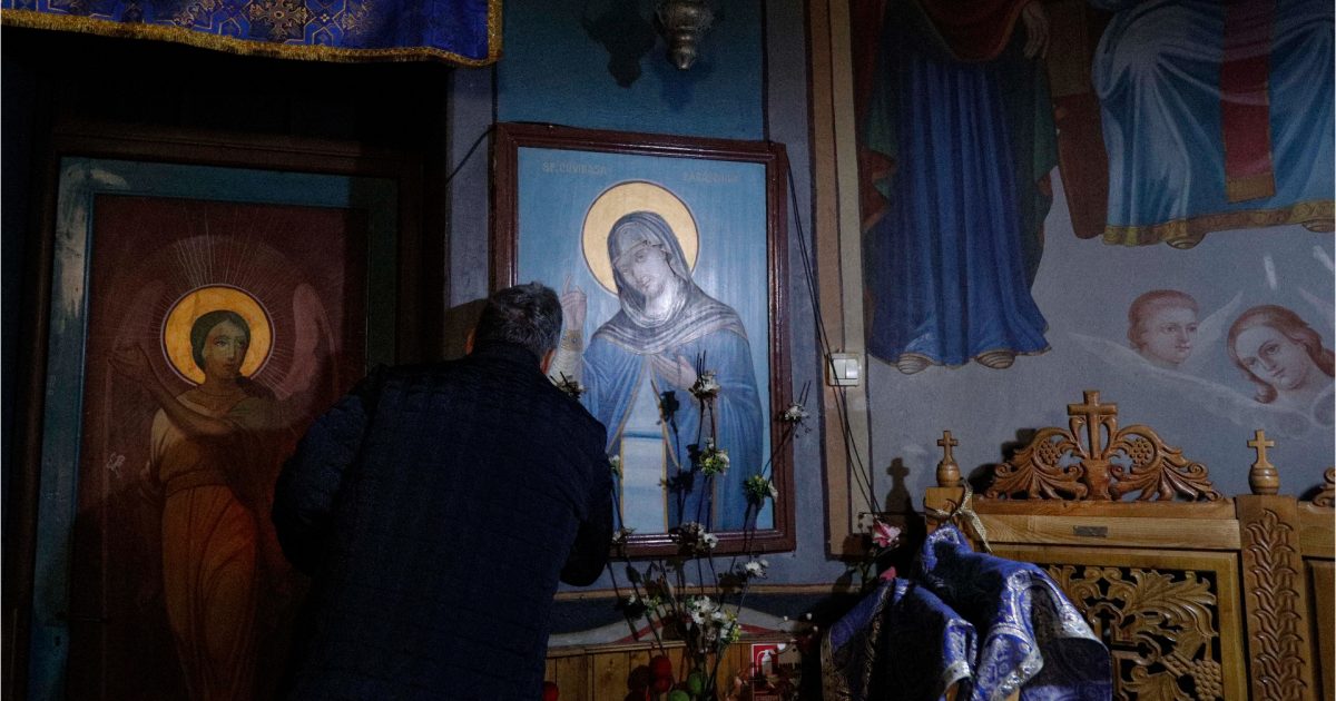 Ce este Sfântul Epitaf? Ritualul trecerii pe sub masă, explicat