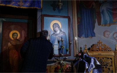 Ce este Sfântul Epitaf? Ritualul trecerii pe sub masă, explicat
