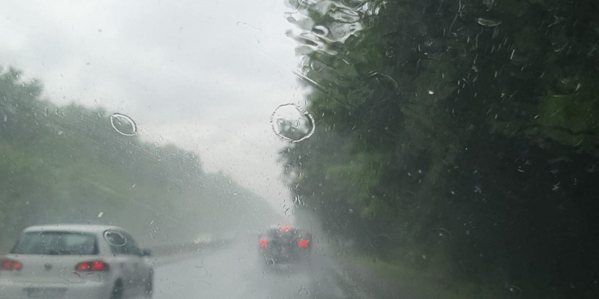 Vânt puternic și ploi în România, ninsori la altitudine