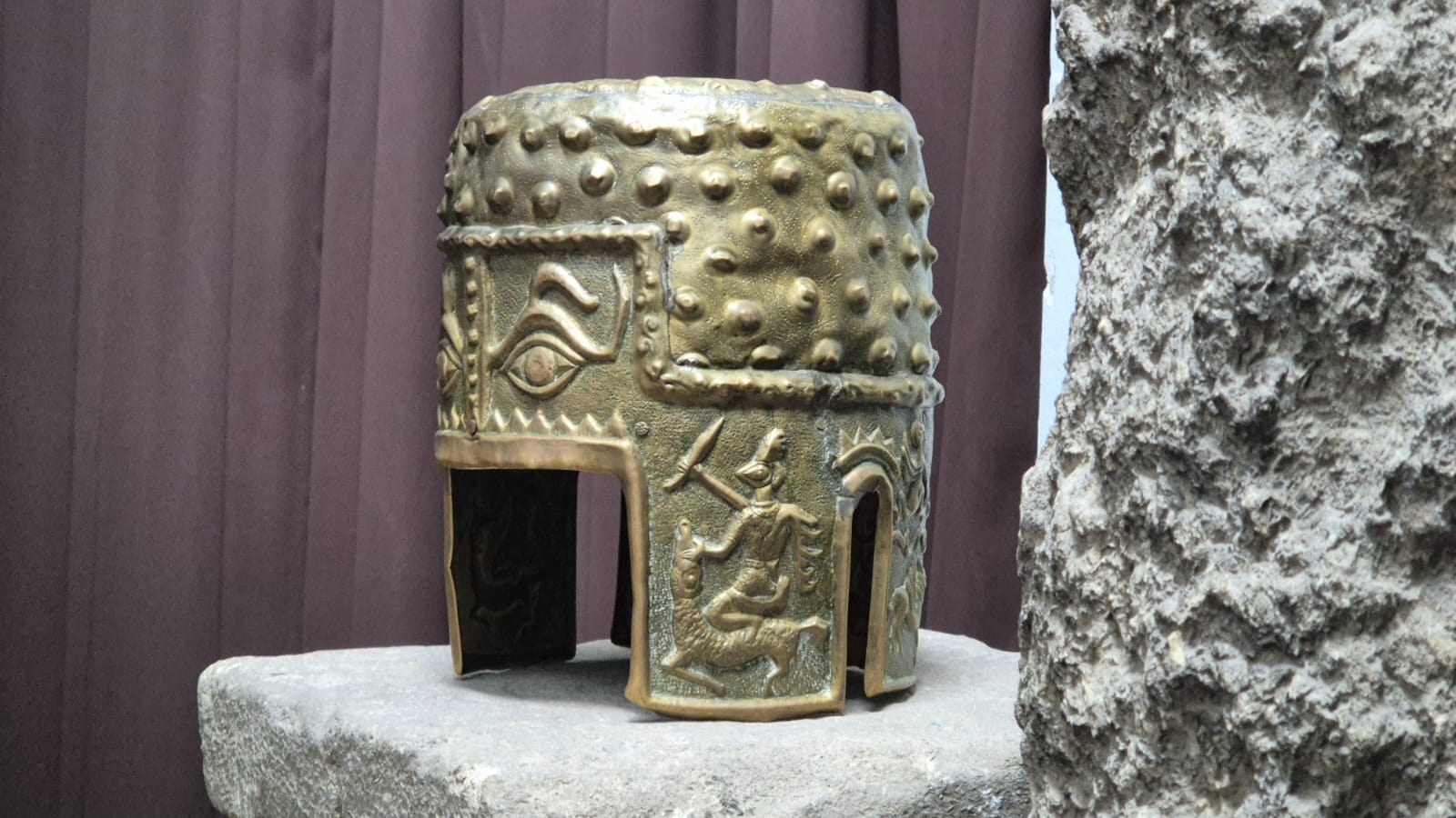 Coiful dacic de la Coțofenești, posibil recuperat; Parchetul olandez organizează o conferință de presă Unul dintre cele mai importante artefacte ale patrimoniului românesc, coiful dacic de la Coțofenești, furat în 2025 de la Muzeul Drents din Assen, ar fi fost recuperat