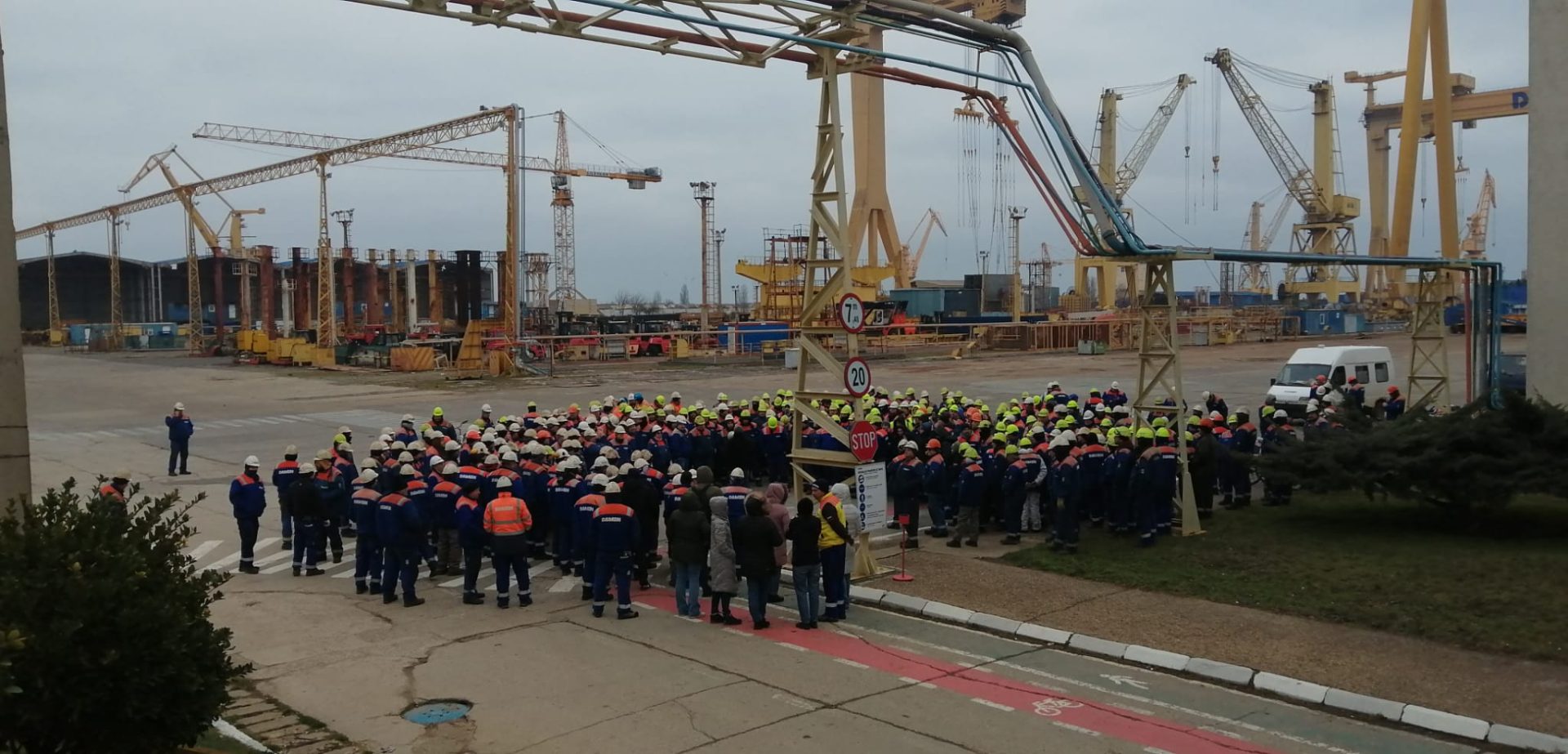 Șantierul Naval Damen Mangalia intră în faliment: Peste 1000 de angajați își pierd locurile de muncă Șantierul Naval Damen Mangalia, unul dintre cei mai mari angajatori din județul Constanța, intră în faliment după ce adunarea creditorilor a respins planul de reorganizare propus de administratorul judiciar