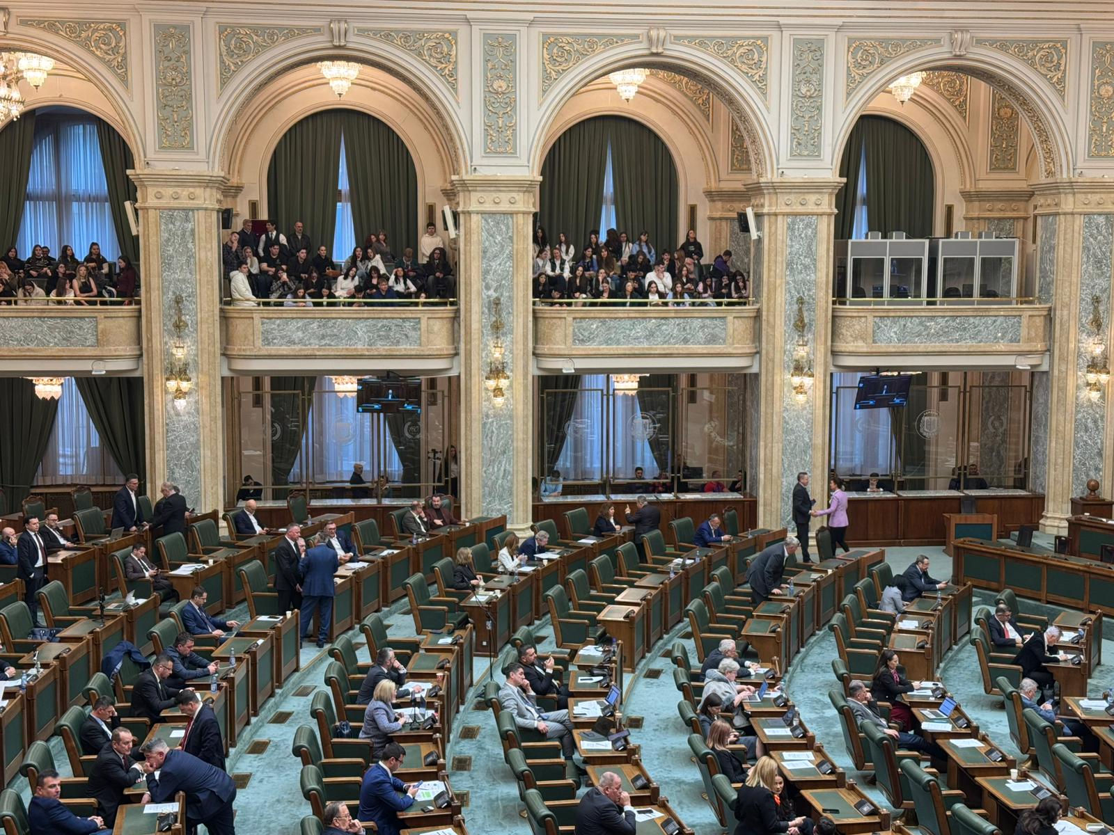 Scandal în Senat: Legea care permite consumul de alcool pe stadioane, adoptată controversat București – Miercuri, în plenul Senatului, a avut loc un episod tensionat legat de un proiect de lege controversat ce vizează permiterea consumului de alcool pe stadioane, în anumite condiții