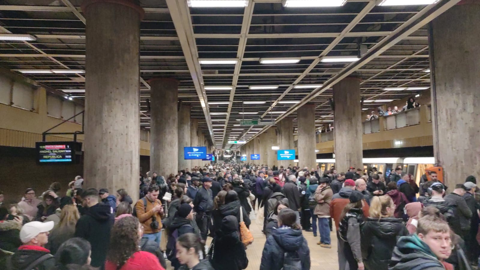 Circulația metroului, perturbată la Piața Unirii 1 după o urgență medicală Bucureștenii care au folosit metroul joi după-amiaza au avut parte de o surpriză neplăcută
