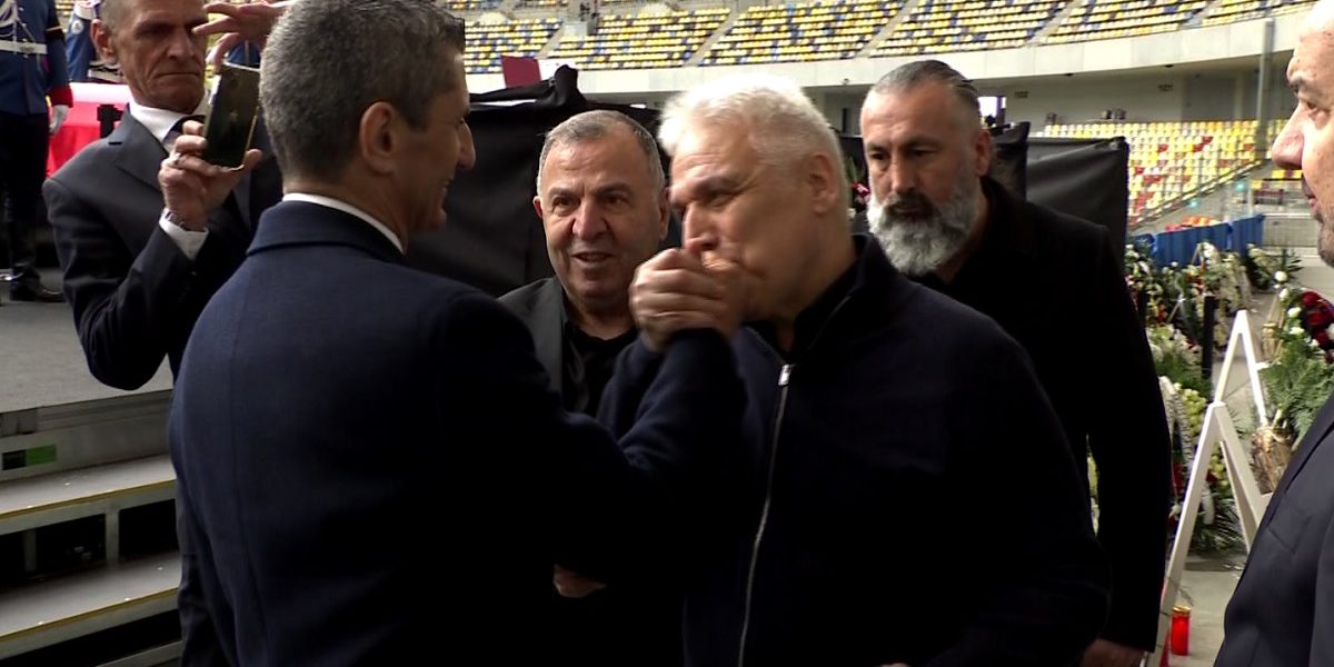 Cine e turcul care l-a pupat pe mâna pe Răzvan Lucescu, la priveghiul lui Mircea Lucescu