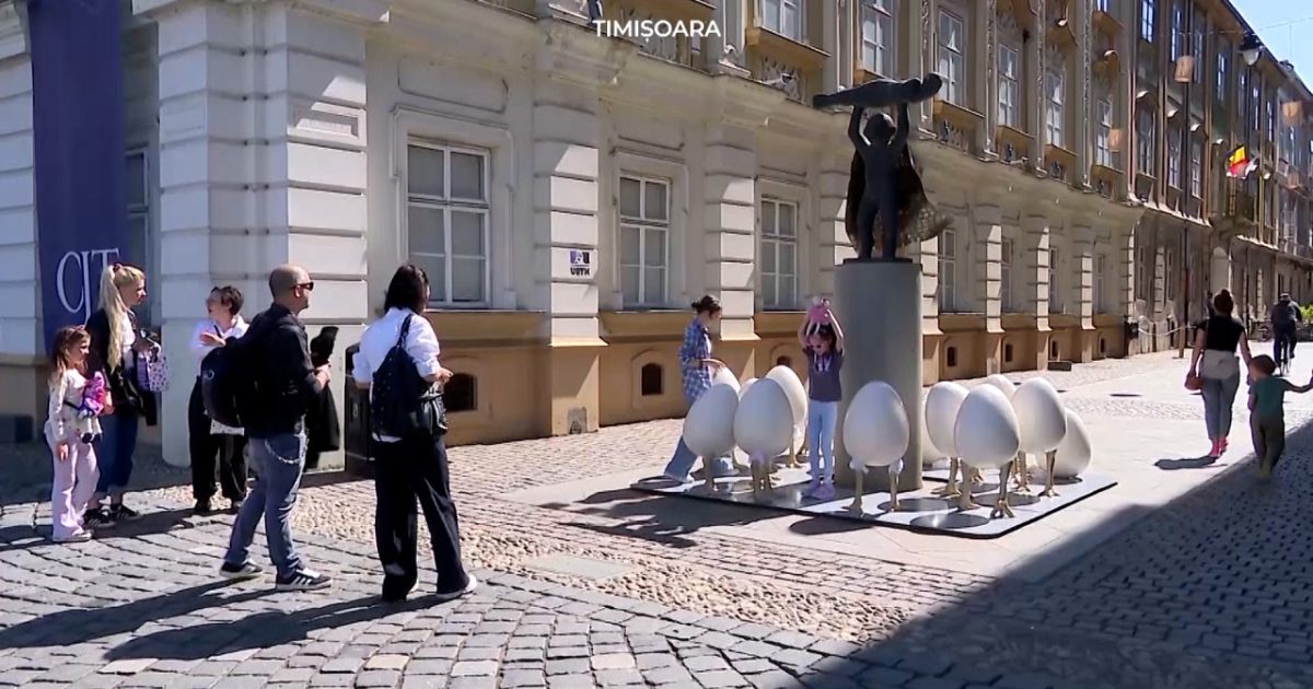 Ouă de Paște de 7.000 € în Timișoara: Statuia, umbrită de „decorațiuni”